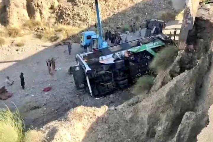 行進間巴士爆胎失控墮谷　巴基斯坦至少29死20傷