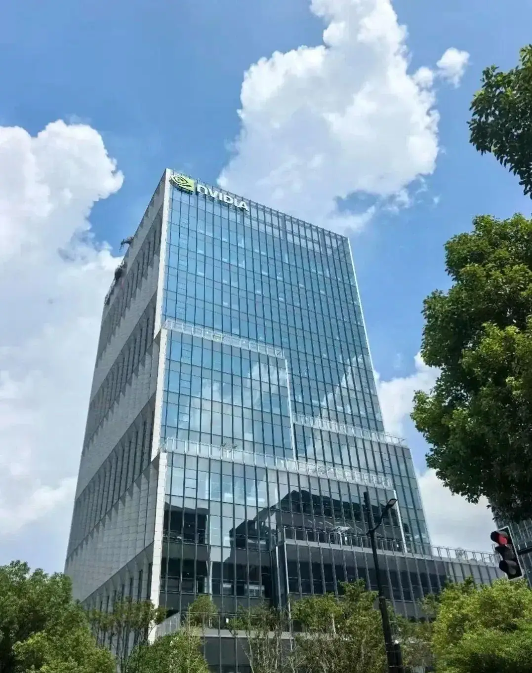 看好中國大陸AI發展迅速，輝達在上海張江高科技園區的科學城也買下了一幢大樓，去年底才裝上了LOGO，今年準備大展身手。圖／取自搜狐網