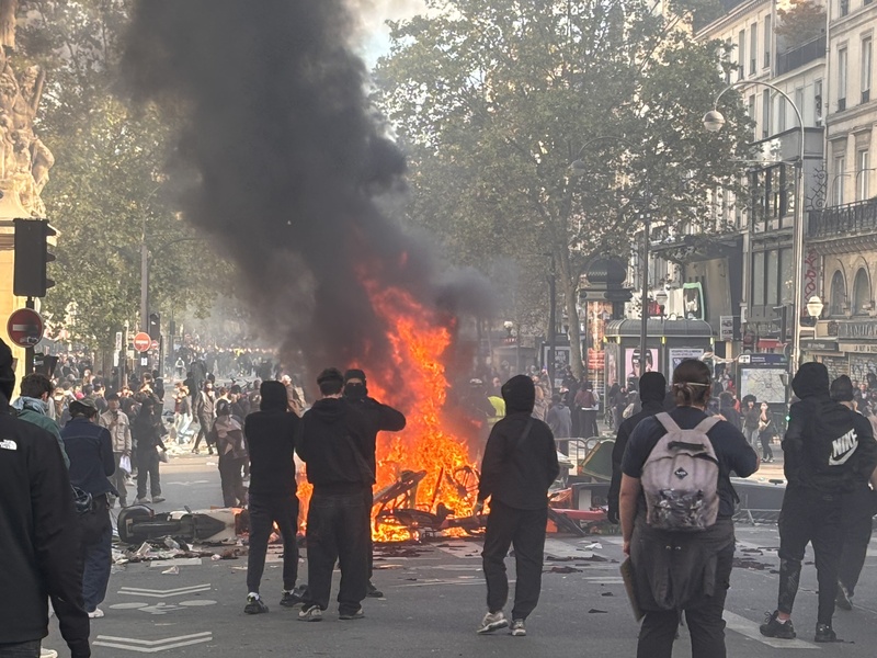法國各地群眾17日再次上街示威，但巴黎等多座大城市出現縱火等暴力行為。圖/中央社