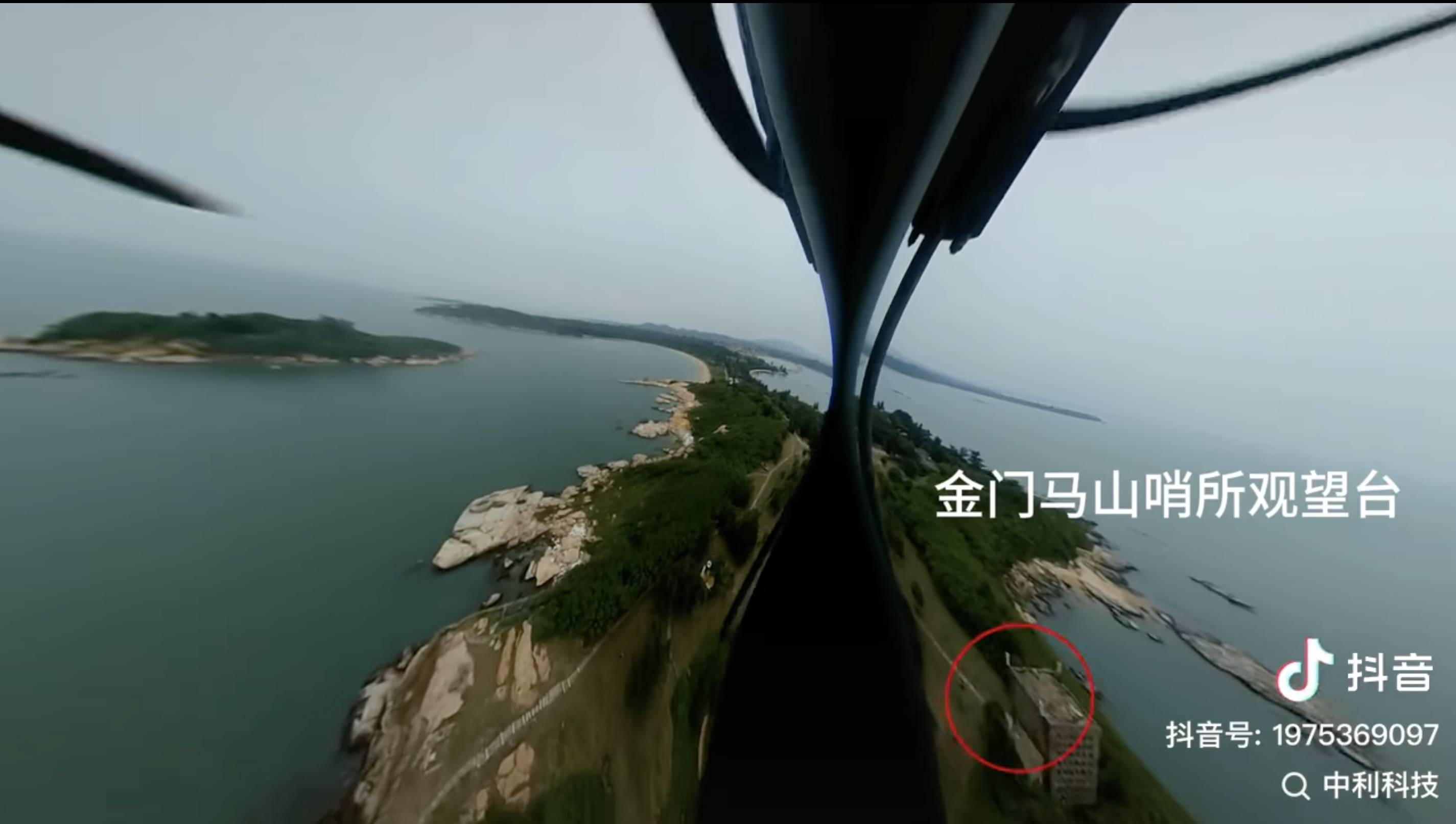 影片中，無人機下降至50公尺後，影片字幕顯示馬山哨所觀望台，接著開始投擲傳單。圖/翻攝自「靠北金門」臉書社團