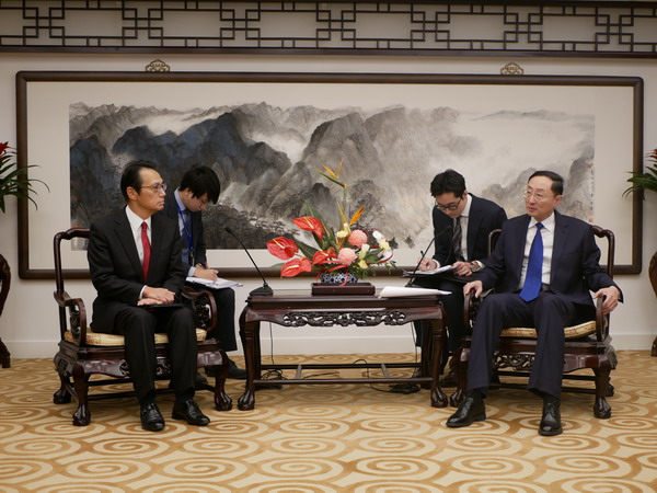 中國外交副部長孫衛東(右)13日深夜召見日本駐北京大使金杉憲治(左),對高市言論提出抗議,並要求撤回。圖為過去兩人碰面。圖/取自澎湃新聞