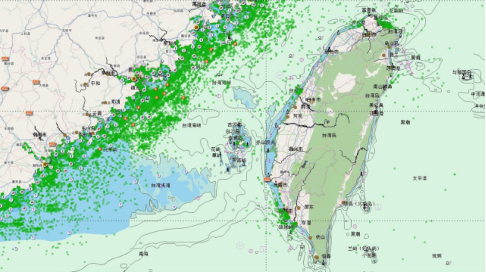 台灣海峽航行船舶即時分佈情況（綠點代表正在台灣海峽航行的船隻）。圖/取自「玉淵譚天」公眾號