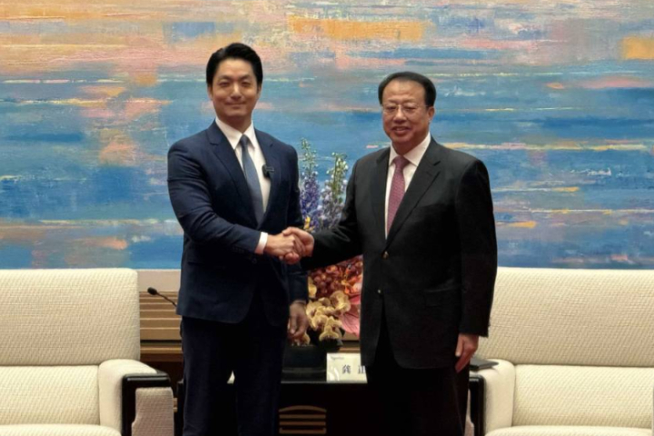 蔣萬安在雙城論壇，與上海市長龔正（右）同聲｢雙城好，兩岸好｣。圖/讀者提供