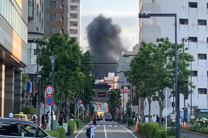 【快訊】橫濱中華街大火多棟建物焚毀　逾50輛消防車灌救中