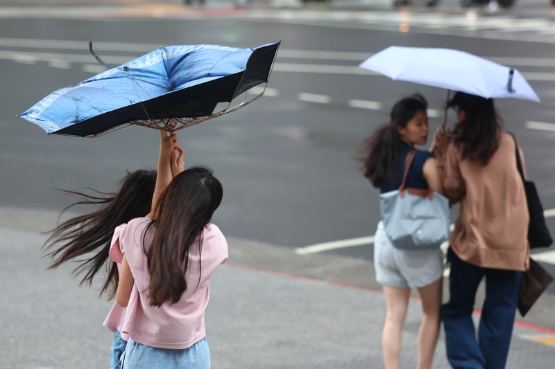 天氣專家李至晟指出，預測山陀兒在今（3日）中午前後登陸高屏一帶，預測今天白天會是南部風雨最大的時候。圖/中央社