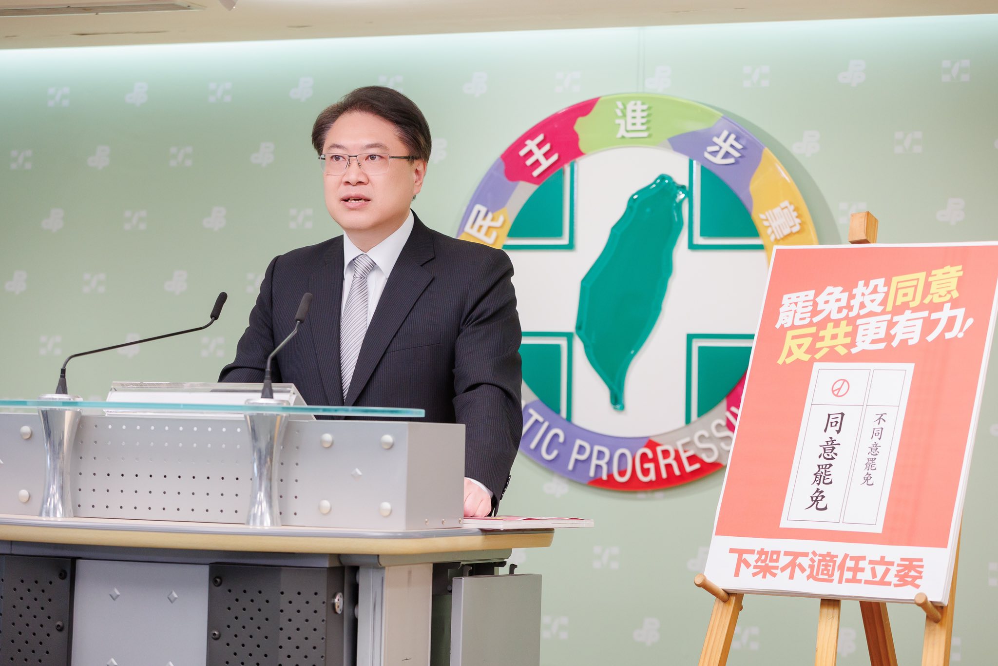 資深媒體人周玉蔻點名民進黨秘書長林右昌應該下台，而民進黨前立委李文忠則建議組聯合政府。圖/取自林右昌臉書