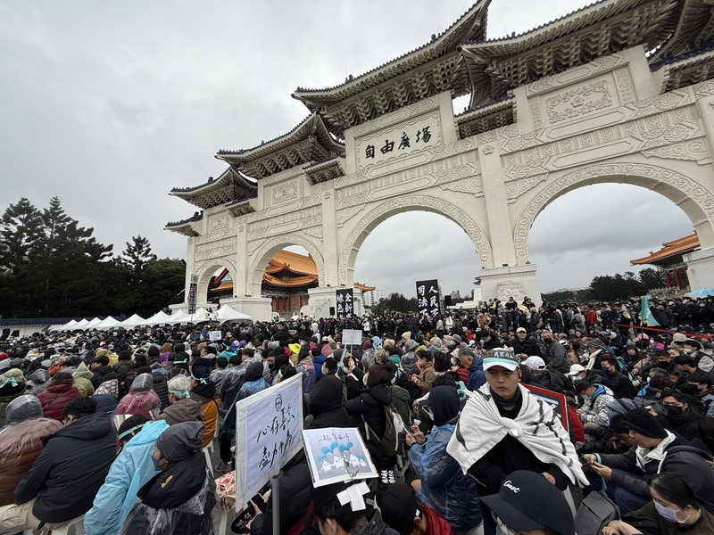 【更新】國民黨挺釘孤枝 凌濤：藍白合紛爭已翻頁  5萬小草聚廣場