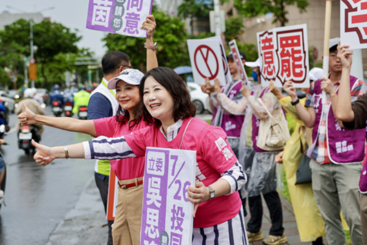民進黨立委吳思瑤批藍委王鴻薇團體公車廣告上架僅7小時，就被北市公運處要求下架，遭批是造謠。圖/取自中央社