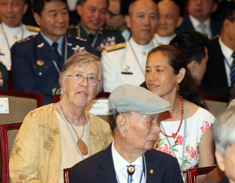 新任副總統蕭美琴的母親（中左）與妹妹（中右）專程從美國搭機返回台灣，參與520就職典禮。圖/中央社
