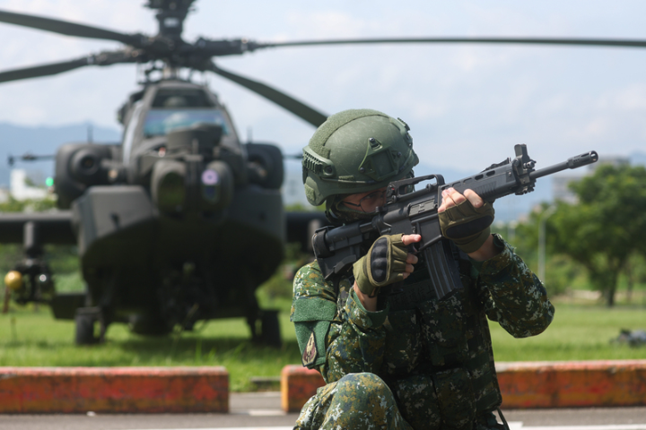 在「漢光41號演習」持續進行第9天之際，國防部公布24小時內中共機艦抵台海達67架次之多。圖為陸軍航空601旅17日在新北市樹林區執行陸航直昇機油彈再整補作業，出動AH-64E阿帕契攻擊直升機（後）在地面進行掛彈操演。圖／中央社
