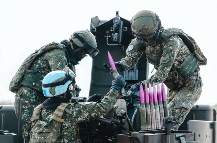 35快砲射擊前，官兵須按標準作業程序，分工完成彈藥裝填入彈艙、上彈、測試。圖中可見35公釐砲彈之巨大。圖/取自《青年日報》