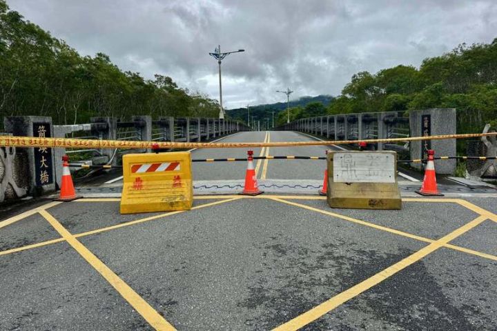   花蓮萬里溪堰塞湖水位庫容量達70%，依預測雨量推估，27日中午12時發布紅色警戒，可能於24小時內溢流，鳳林鎮箭瑛大橋封閉，民眾需改道通行。圖/中央社、花蓮縣府提供