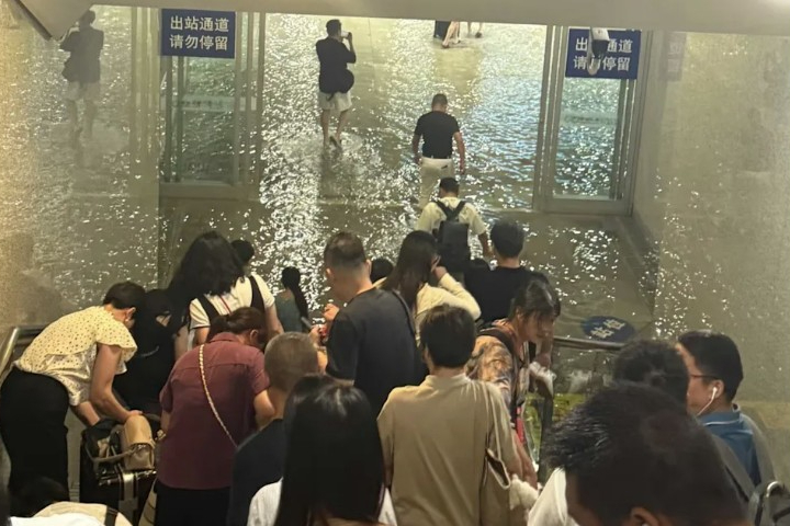 暴雨創紀錄癱瘓成都交通  市區淪水鄉澤國   火車站成「水濂洞」