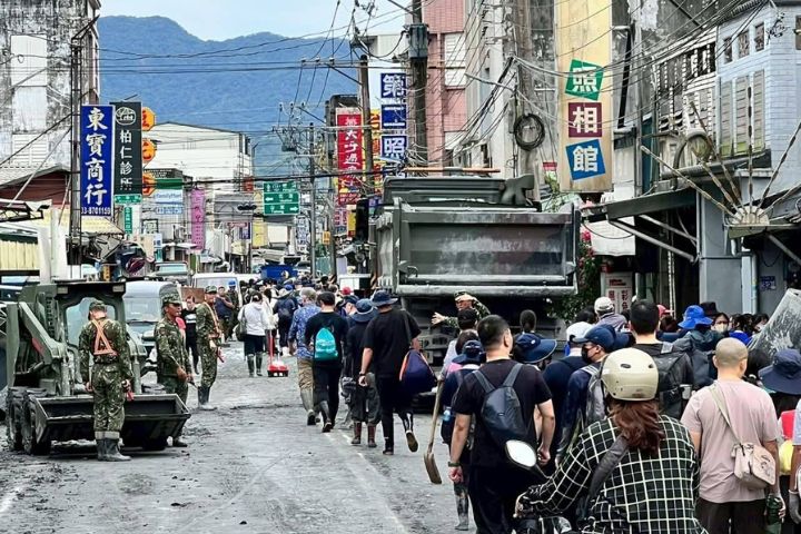 【有片】全台數萬「鏟子超人」挺進花蓮   挖出台灣最堅韌的力量