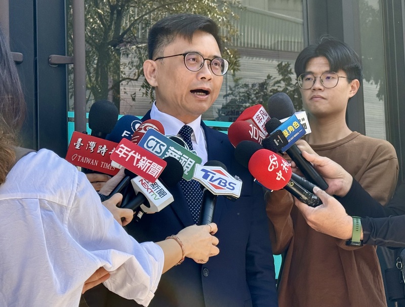 民主進步黨13日公布高雄市長初選民意調查結果，民進黨籍立法委員賴瑞隆勝出；圖為賴瑞隆（中）13日在高雄服務處接受媒體採訪。圖／中央社