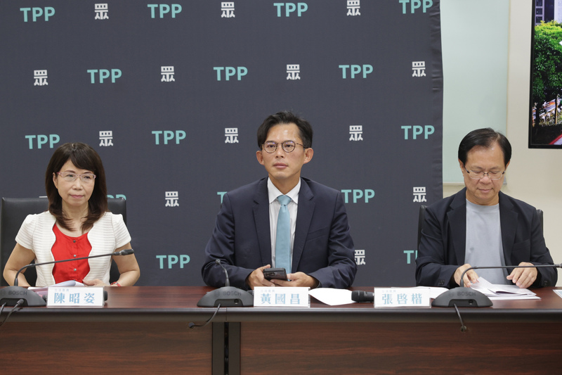 民眾黨立法院黨團19日在立法院舉行「人民的事,我們的事」第11屆第4會期優先法案記者會,黨團總召黃國昌(中)、副總召張啓楷(右)、幹事長陳昭姿(左)出席說明。針對年金列國民黨第一優先法案,黃國昌認年金改革不可逆,但可討論。圖/中央社