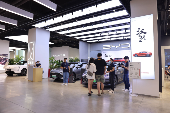 今年5月大陸車市龍頭比亞迪突宣布降價20款汽車，引發業譁然，「內卷」蔓延到車市。圖為比亞迪門市店。圖／取自網易