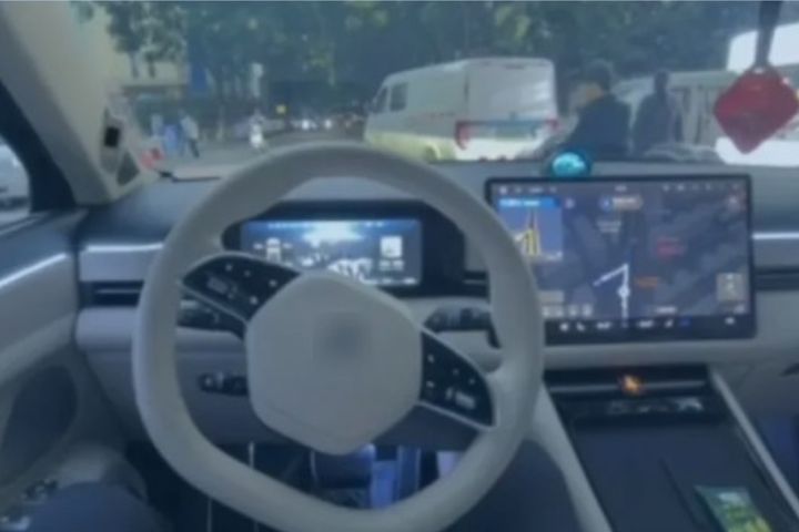 車輛僅搭載L2級輔助駕駛系統，本應要求駕駛人隨時監控並操作。圖/取自商家影片