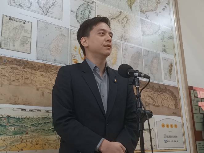 國民黨桃園立委牛煦庭5日對罷免團體領銜人陳曉煒再次提出辯論邀請，稱陳曉煒不應怯戰。圖/記者簡立欣攝