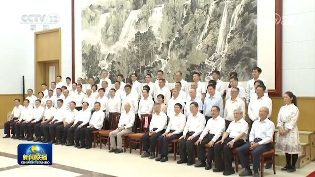 中共政治局常委蔡奇3日前往北戴河看望休假的專家。圖/取自央視