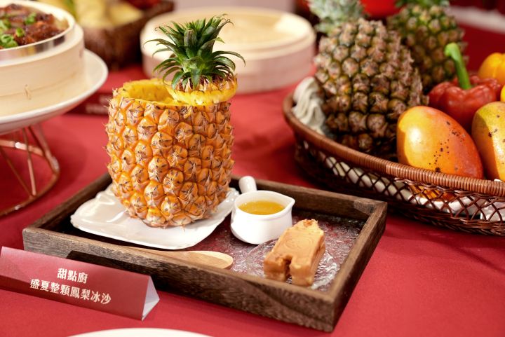 圓山推出國產農漁食材低碳入菜，落實「愈在地，愈國際」的永續理念，有助於提升臺灣農漁產業的整體價值與國際競爭力。圖為盛夏整顆鳳梨冰沙。圖/圓山大飯店提供