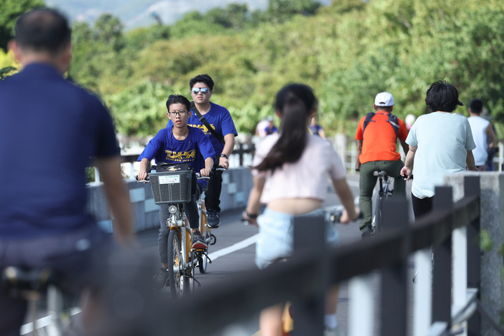 各地早晚仍偏涼　周末各地回暖下周一再迎東北季風