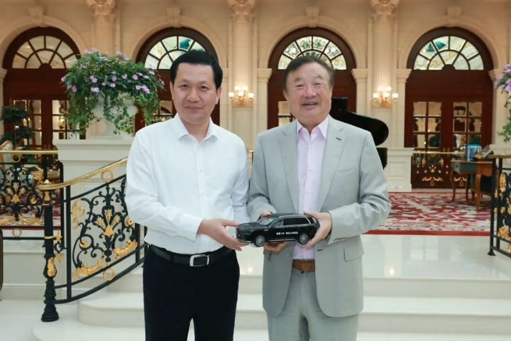打臉「舉家出逃」傳聞　任正非公開亮相　與東風汽車總經理會談