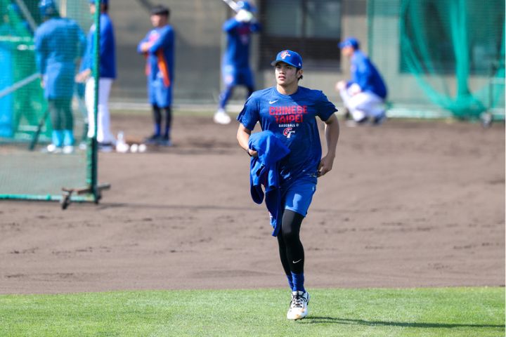 中華隊旅美好手林維恩(前)透露練球狀況,他表示主要在調整變速球和曲球的手感。圖/中央社