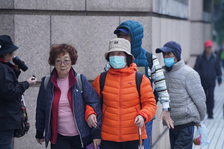 輻射冷卻竹苗金門留意低溫　各地多雲到晴迎風面零星雨