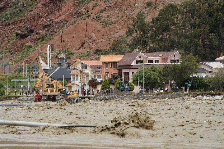 玻利維亞首都因暴雨發生河川潰堤。圖/取自總統阿爾賽官方《推特》