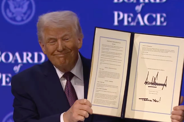 成立文件由川普與摩洛哥外長、巴林王儲薩共同簽署。圖/翻攝自The White House YouTube頻道