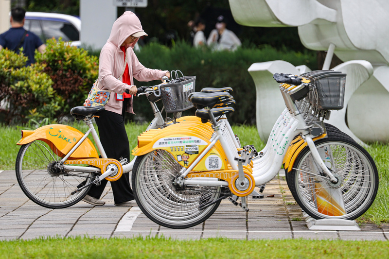 網傳無位可還可將YouBike鎖上、直接停在站點旁，微笑單車公司出面澄清此傳言，呼籲民眾務必將車輛確實歸還至停車柱。圖/中央社