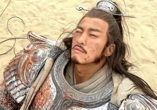 何潤東飾演的項羽黝黑膚色、粗獷造型與染血戰甲,被視為「真實戰場感」。圖/取自劇照