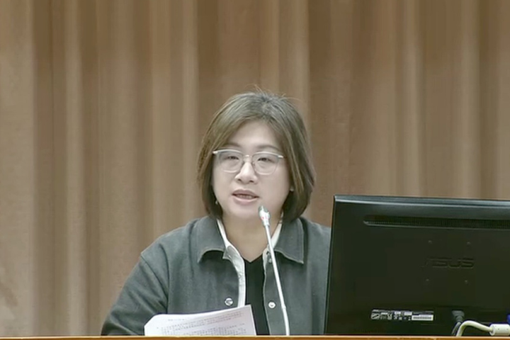 民進黨立委陳培瑜當時在公聽會上一上台就表示，「身為法盲的自己為什麼還可以站在公聽會上？因為看到更法盲的提案」。圖/取自陳培瑜臉書