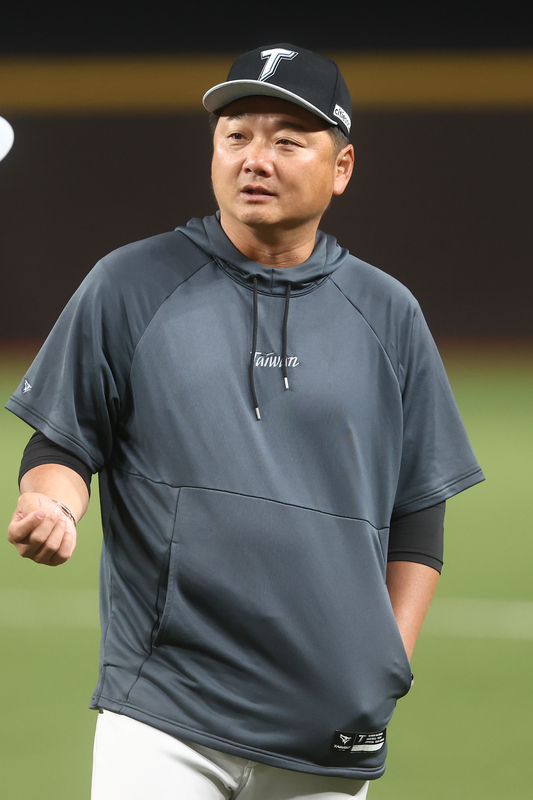  世界棒球經典賽台灣隊19日在台北大巨蛋展開第2階段集訓，總教練曾豪駒（圖）透露，林安可預計25日報到，徐若熙預計26日交流賽代表軟銀對台灣隊出賽。圖/中央社