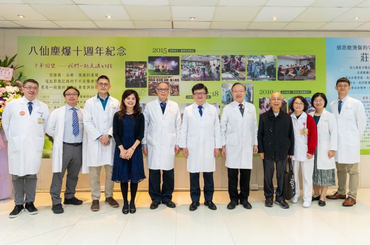 林口長庚院長陳建宗(左五)、長庚決策委員會程文俊主委(左六)、長庚醫療公益發展委員會主席陳昱瑞(右五)、林口長庚前灼傷中心主任楊瑞永醫生(右四)。圖/林口長庚醫院提供