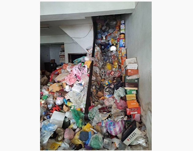 台南一對老夫婦長年囤物，住家堆滿了雜物，阻礙通行。圖/中央社