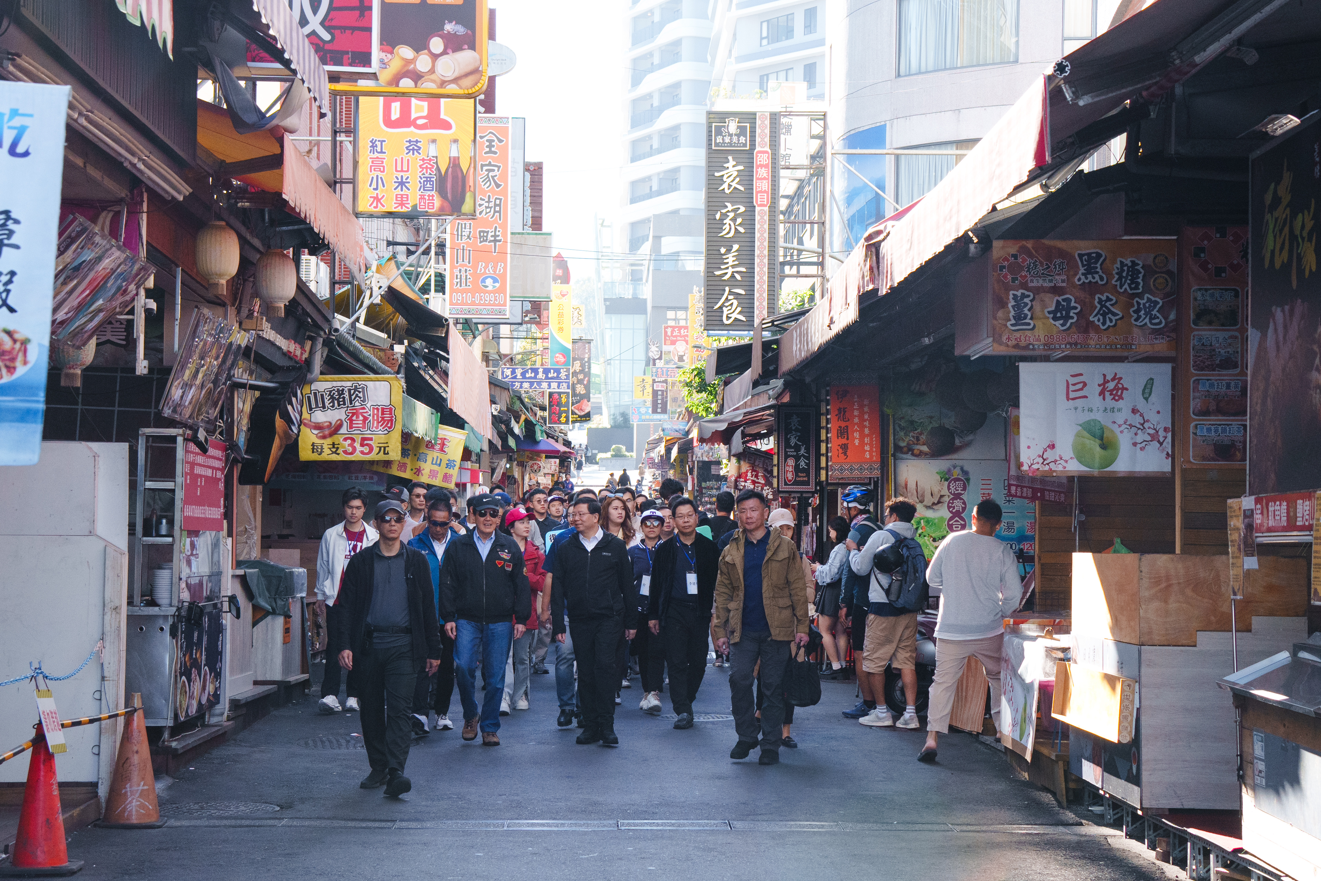 陸生團前往日月潭碼頭搭船，走在小商品店附近，應有不少陸生想買些紀念品。圖／馬英九辦公室提供