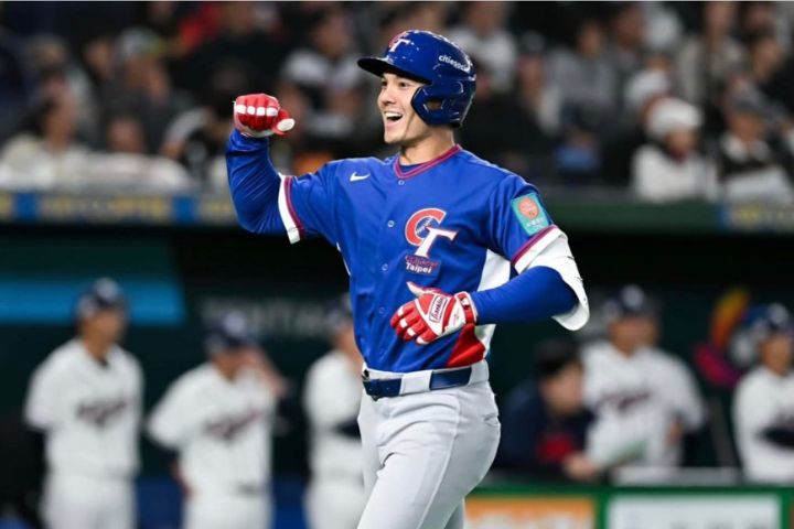 費爾柴德深邃立體的混血外型，也迅速成為球迷討論焦點。賽後他的Instagram粉絲數已暴增至約27萬人，人氣持續攀升。圖/取自費爾柴德IG