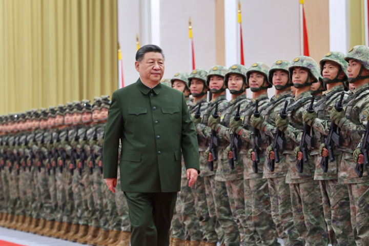 大陸問題專家趙春山說，九三閱兵受國際重視外，更要關注其內政及外交意義。圖為中共軍委主席習近平去年底前往澳門時，視察駐澳門部隊。圖／取自新華社