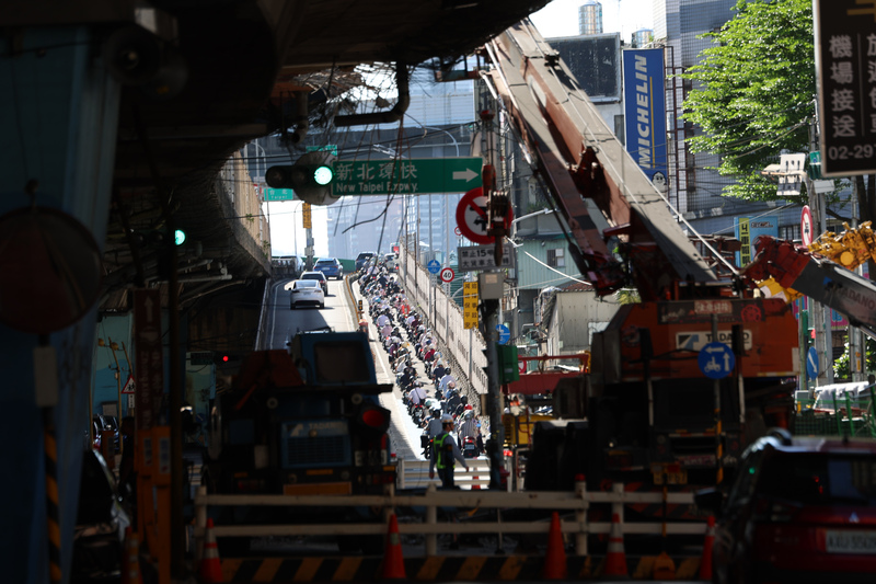 忠孝橋部分圍籬及道路遭砸毀，需維修2個月，引發通勤民眾不滿。圖為21日上午前往台北市區方向通勤車潮。中央社