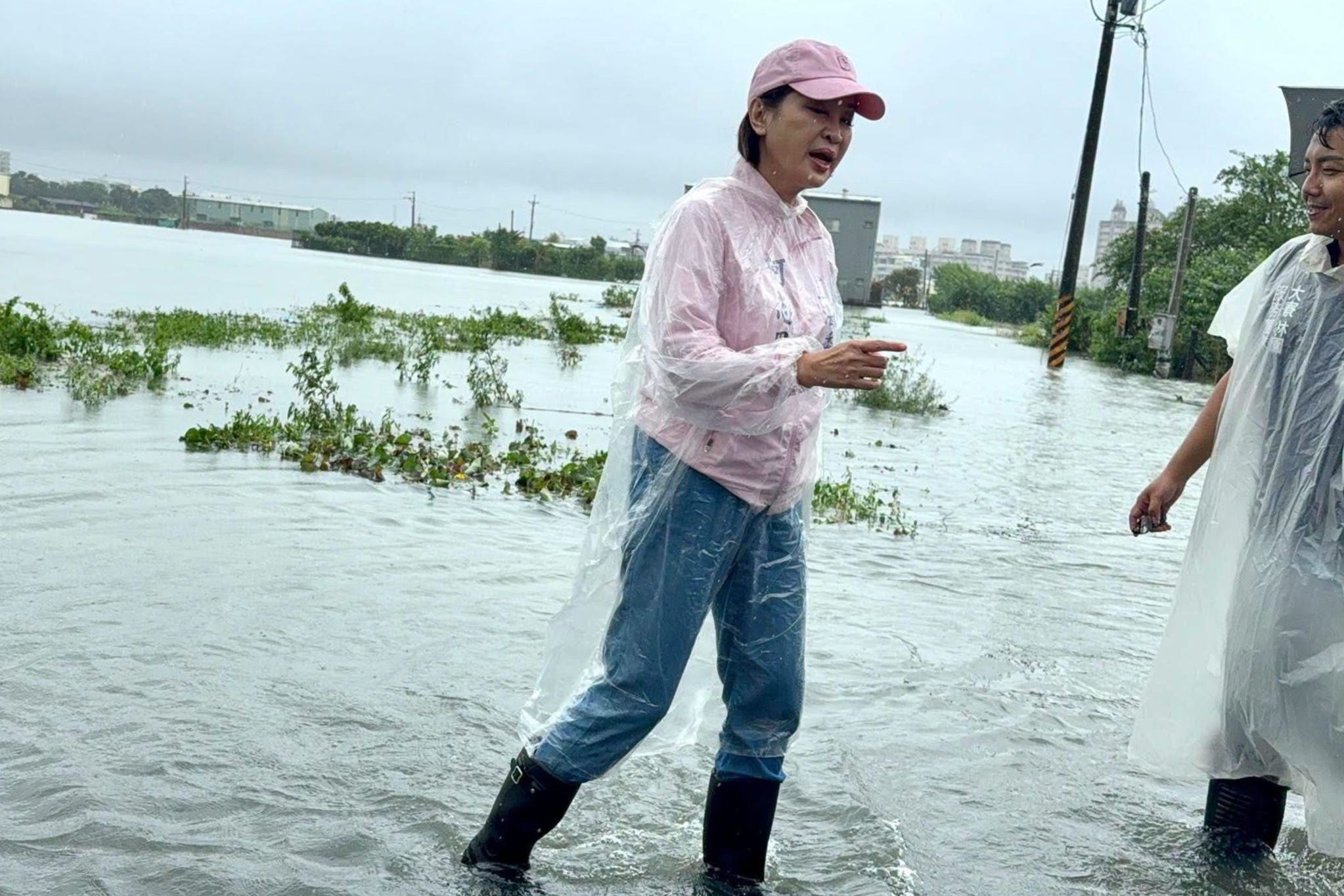 冒雨衝入第一線！柯志恩複製韓國瑜當年身影　盼翻轉港都