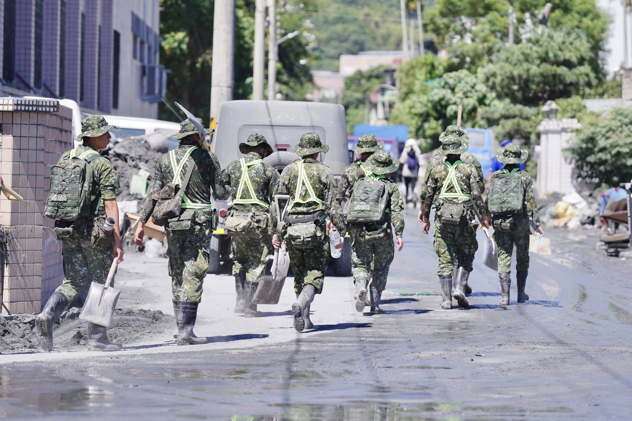 何啟聖表示自己雖非花蓮人，但去年10月光復鄉土石流災變，他也是「剷子超人」其中一員，這代表「我們都是花蓮人」。圖／取自傅崐萁臉書