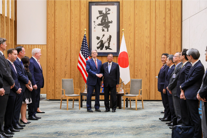 美日達成貿易協議，雖然美國宣布日本關稅15%，比原先的25%大幅降低，但投資美國5500億美元及大幅開放市場，代價巨大，尤其根據美財長貝森特（中左）透露，這項協議訂有「季度稽核條款」，一旦發現違反協議，將回復到25%關稅基礎。圖為談判結束後，日本石破茂（中右）與貝森特握手。圖／取自ジョージ・グラス駐日米国大使 X