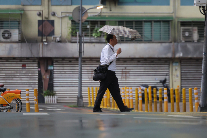 東北季風影響各地早晚稍涼　迎風面有零星雨