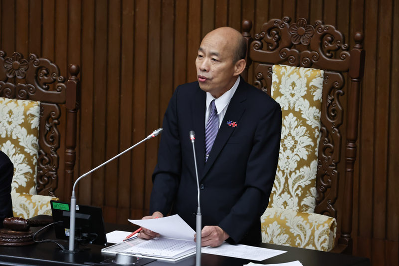 經濟部長郭智輝24日及27日缺席立法院總質詢，國民黨立法院黨團於27日院會總質詢前提出會議詢問，立法院長韓國瑜（圖）表示，基於憲法之尊重，及重視立院立委質詢權利，排除非出國或有特別重要且迫切的公務需要，部會首長不宜請假而委由副首長代表出席。圖／中央社