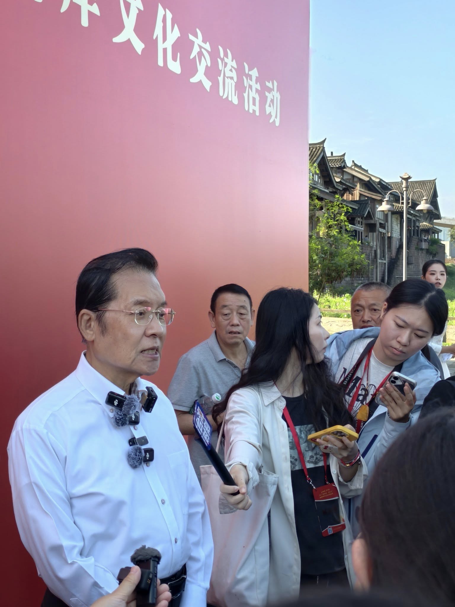 國民黨副秘書長張榮恭(左一)會後接受記者訪問。圖/記者衣冠城攝