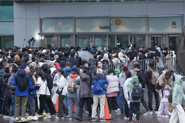 美國攀岩好手霍諾德原訂24日挑戰徒手獨攀台北101，大批粉絲聚集在101大門外等待霍諾德現身。圖/中央社