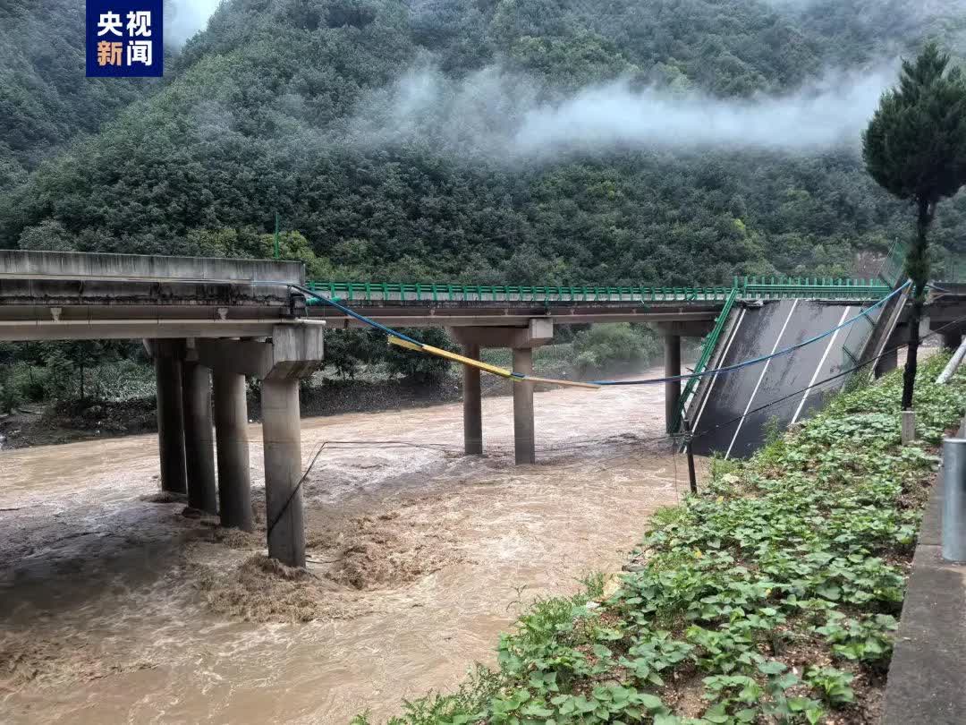 央視新聞報導，19日陝西柞水境內突發暴雨山洪，導致丹寧高速公路嚴坪村2號橋局部垮塌。圖/取自央視新聞截圖