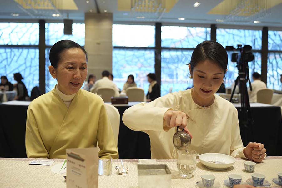 北京和靜茶修學堂創辦人王瓊（左）和女兒李炳然（右）。圖/記者梁鴻欣攝